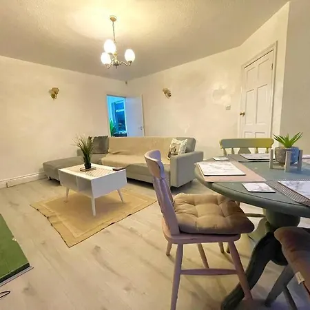 Holiday home Spacious, Bright, Private 3 Bed Family Leeds (West Yorkshire)