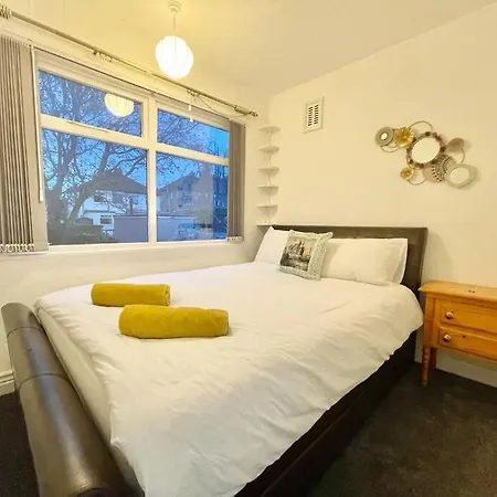 Holiday home Spacious, Bright, Private 3 Bed Family *