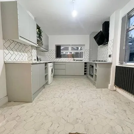 Spacious, Bright, Private 3 Bed Family Leeds (West Yorkshire)