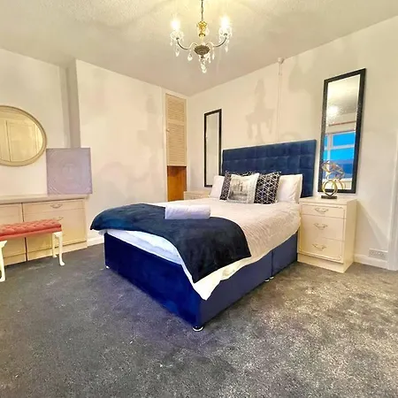 Spacious, Bright, Private 3 Bed Family