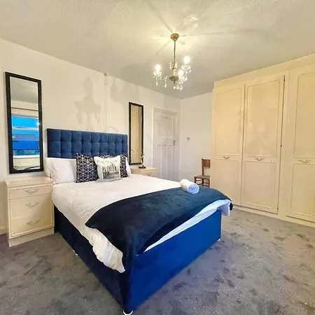 Spacious, Bright, Private 3 Bed Family