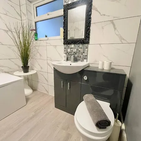 Spacious, Bright, Private 3 Bed Family Holiday home Leeds (West Yorkshire)
