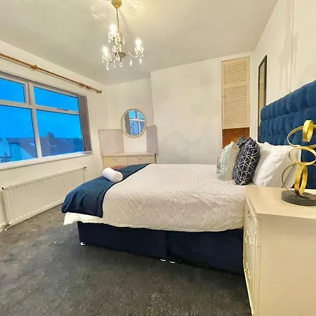 Spacious, Bright, Private 3 Bed Family Holiday home Leeds (West Yorkshire)