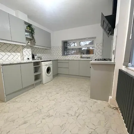 Spacious, Bright, Private 3 Bed Family بيت للعطل