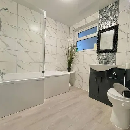 Spacious, Bright, Private 3 Bed Family *
