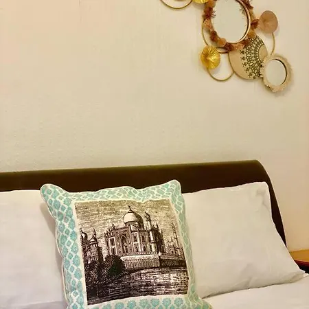 Spacious, Bright, Private 3 Bed Family بيت للعطل