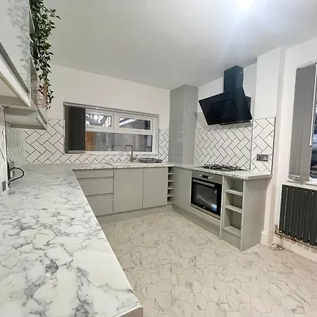 Spacious, Bright, Private 3 Bed Family *